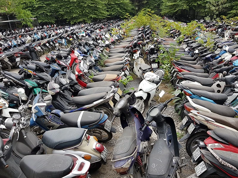 Trước đây, nơi tạm giữ phương tiện vi phạm để ngổn ngang ngoài trời. 