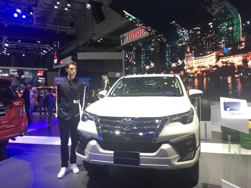 Hyundai SantaFe bất ngờ vượt mặt Toyota Fortuner. 