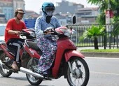 Nguy hiểm rình rập từ váy chống nắng khi chị em đi xe máy