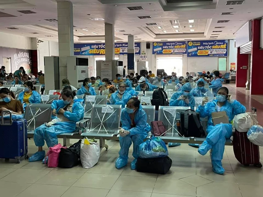 Chùm ảnh: Chuyến tàu tình nghĩa thứ 2 đưa người dân Quảng Trị về quê ảnh 7 Chùm ảnh: Chuyến tàu tình nghĩa thứ 2 đưa người dân Quảng Trị về quê ảnh 7