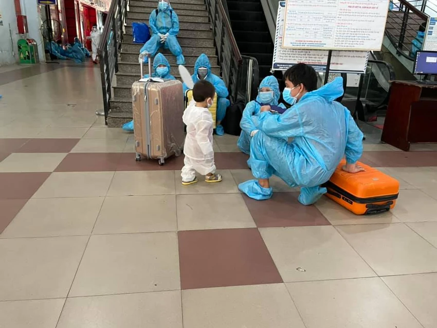 Chùm ảnh: Chuyến tàu tình nghĩa thứ 2 đưa người dân Quảng Trị về quê ảnh 8 Chùm ảnh: Chuyến tàu tình nghĩa thứ 2 đưa người dân Quảng Trị về quê ảnh 8