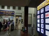 TP.HCM: Người dân lên chuyến tàu đầu tiên khi đường sắt hoạt động lại