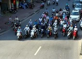Dừng đèn đỏ tại bóng râm có bị xử phạt là cản trở giao thông?