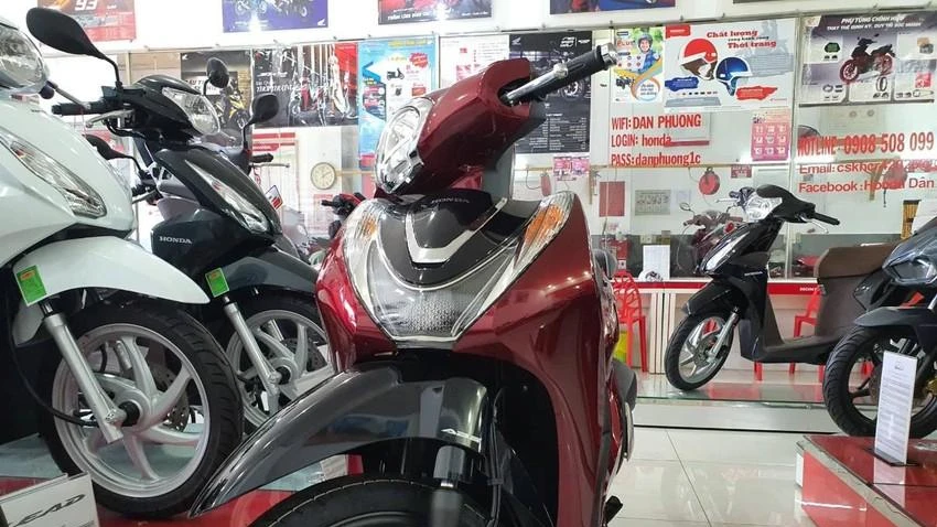SH Mode đang được bán ra với mức giá chênh lệch so với giá niêm yết hơn 14 triệu đồng. SH Mode đang được bán ra với mức giá chênh lệch so với giá niêm yết hơn 14 triệu đồng.