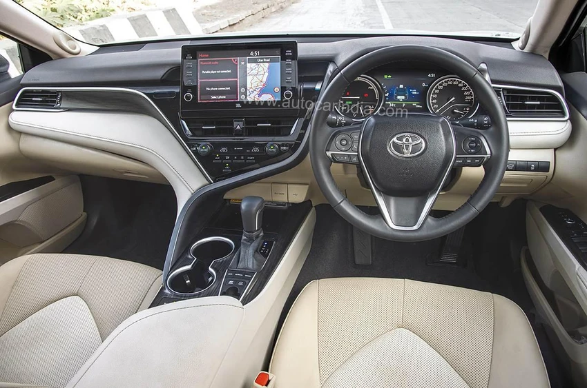 Camry còn toát lên vẻ sang trọng của một chiếc xe hơi. Ảnh: Autocarindia Camry còn toát lên vẻ sang trọng của một chiếc xe hơi. Ảnh: Autocarindia