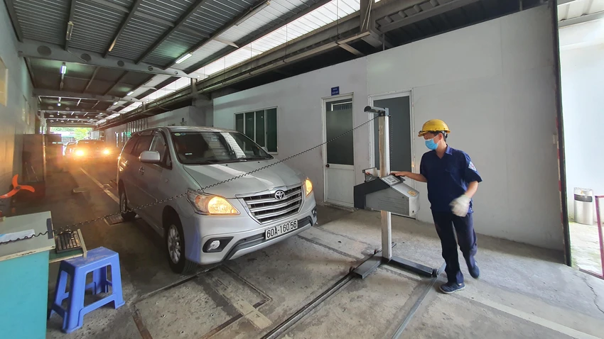 Chủ xe cần kiếm tra đèn xxe, phanh và các loại nước mát, dầu cho xe. Ảnh: TN Chủ xe cần kiếm tra đèn xxe, phanh và các loại nước mát, dầu cho xe. Ảnh: TN
