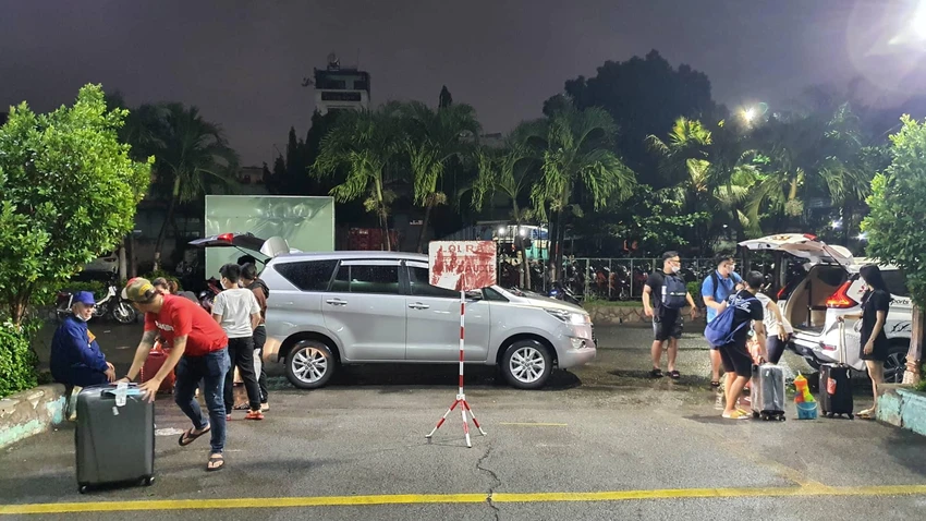Cũng trong ngày 29, nhiều nơi tại TP.HCM có mưa to nên đa số hành khách chọn di chuyển đến ga tàu bằng taxi. Ảnh: THY NHUNG Cũng trong ngày 29, nhiều nơi tại TP.HCM có mưa to nên đa số hành khách chọn di chuyển đến ga tàu bằng taxi. Ảnh: THY NHUNG