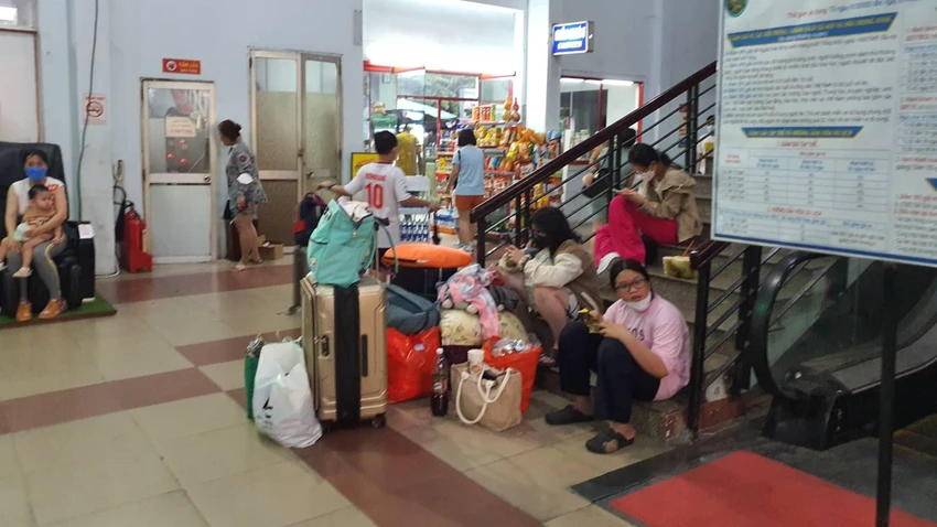 Các gia đình mang theo nhiều đồ đạc về quê. Ảnh: THY NHUNG Các gia đình mang theo nhiều đồ đạc về quê. Ảnh: THY NHUNG