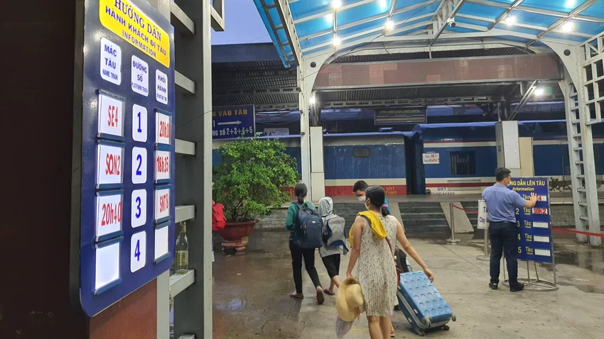 Trong ngày 29-4 có 14 chuyến tàu phục vụ hành khách. Ảnh: THY NHUNG Trong ngày 29-4 có 14 chuyến tàu phục vụ hành khách. Ảnh: THY NHUNG