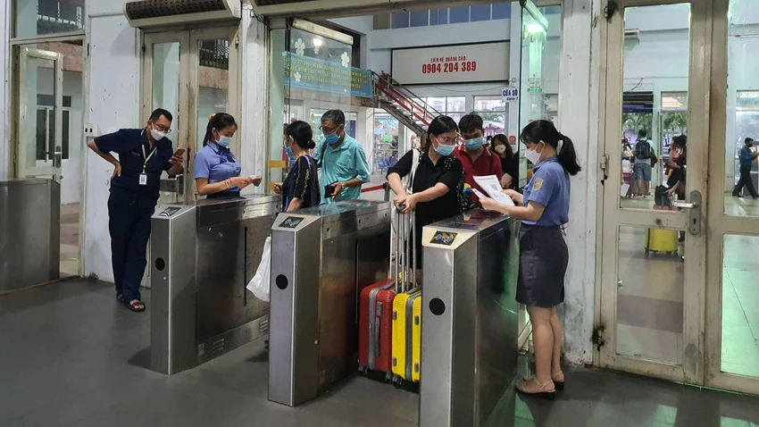 Ngành đường sắt khuyến cáo, hành khách nên đến ga trước giờ tàu chạy 30 phút. Ảnh: THY NHUNG Ngành đường sắt khuyến cáo, hành khách nên đến ga trước giờ tàu chạy 30 phút. Ảnh: THY NHUNG
