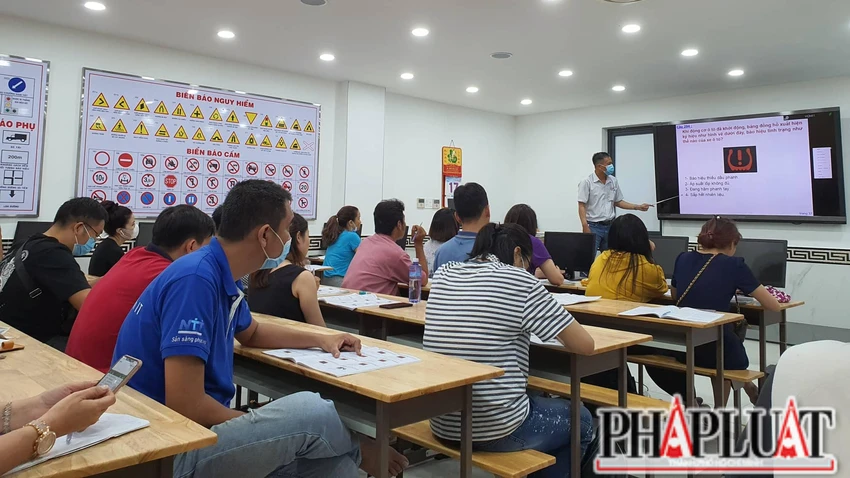 Sử dụng cabin đào tạo lái xe ô tô trước 31-12. Ảnh: TN Sử dụng cabin đào tạo lái xe ô tô trước 31-12. Ảnh: TN