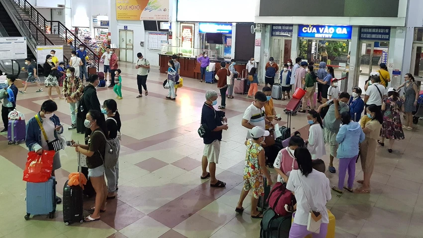 Rất đông người dân chọn tàu hỏa là phương tiện di chuyển dịp lễ này. Ảnh: TN Rất đông người dân chọn tàu hỏa là phương tiện di chuyển dịp lễ này. Ảnh: TN