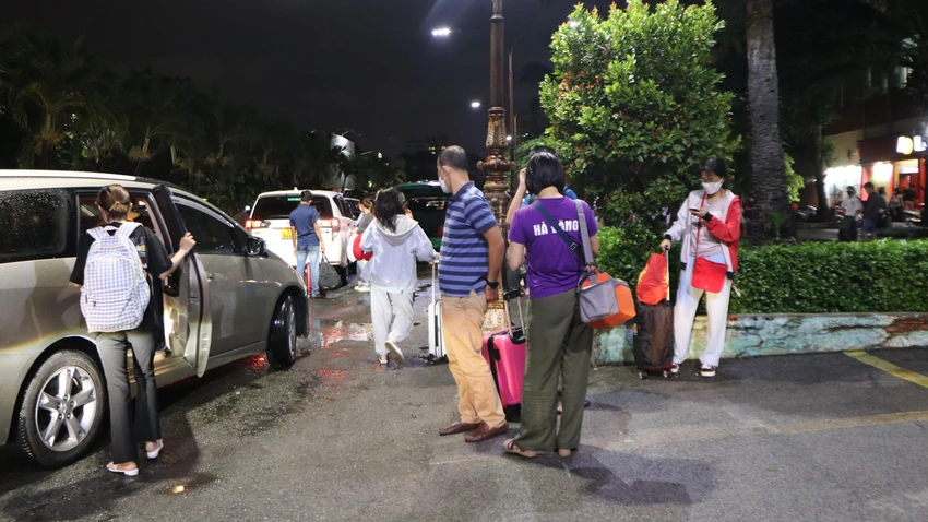 Một số hành khách đón xe taxi công nghệ để về nhà. Ảnh: HUỲNH THƠ