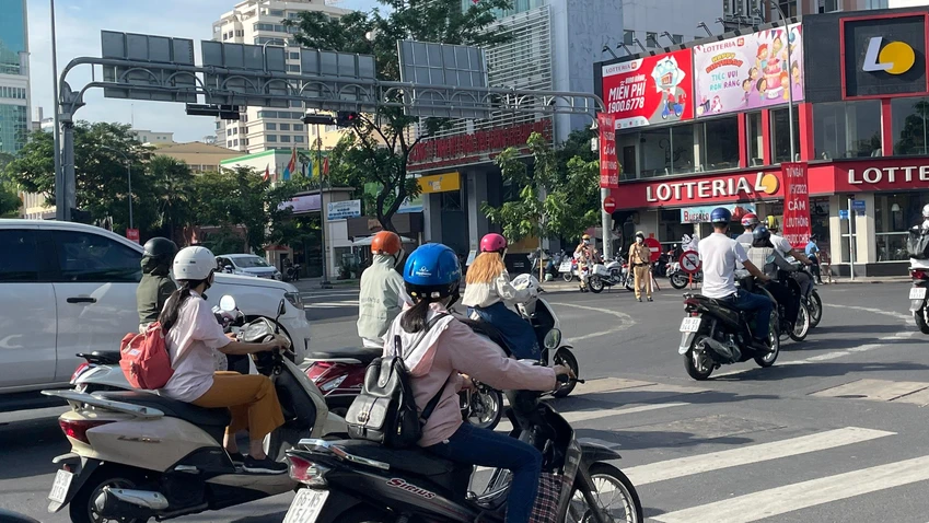 Người dân cần chú ý khi di chuyển qua các đoạn đường này. Ảnh: PLO Người dân cần chú ý khi di chuyển qua các đoạn đường này. Ảnh: PLO