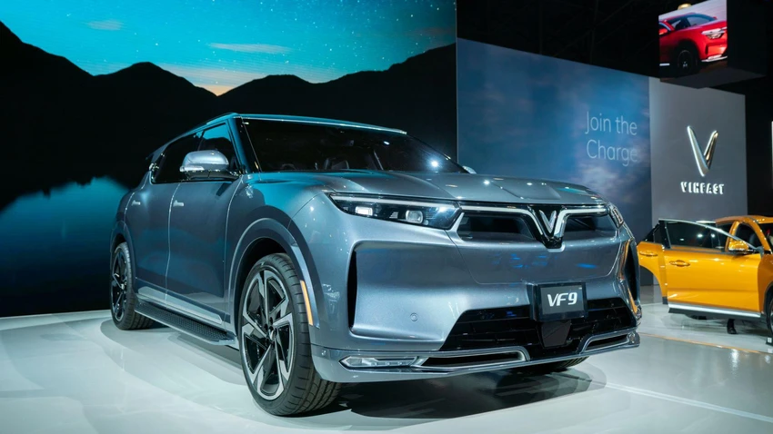 VF 9 có phạm vi quãng đường tối đa là 438 km và 594 km cho phiên bản Eco; và 423 km hoặc 580 km (theo tiêu chuẩn WLTP) phiên bản Plus cho một lần sạc đầy. VF 9 có phạm vi quãng đường tối đa là 438 km và 594 km cho phiên bản Eco; và 423 km hoặc 580 km (theo tiêu chuẩn WLTP) phiên bản Plus cho một lần sạc đầy.