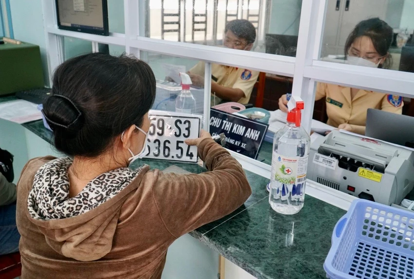 Chị Huỳnh Hữu Hiền (ngụ quận Bình Thạnh) được thực hiện công tác đổi biển số xe ngay trong buổi sáng ngày 21-5. Chị Huỳnh Hữu Hiền (ngụ quận Bình Thạnh) được thực hiện công tác đổi biển số xe ngay trong buổi sáng ngày 21-5.