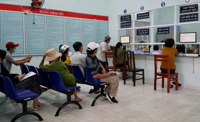 Trái ngược với Công an huyện Nhà Bè, tại điểm đăng ký xe Công an quận Bình Thạnh khá đông người dân đến làm thủ tục. Trái ngược với Công an huyện Nhà Bè, tại điểm đăng ký xe Công an quận Bình Thạnh khá đông người dân đến làm thủ tục.
