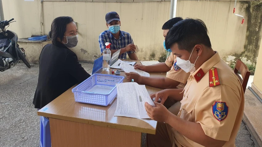 Người dân được cán bộ đăng ký xe hướng dẫn nhiệt tình. Người dân được cán bộ đăng ký xe hướng dẫn nhiệt tình.
