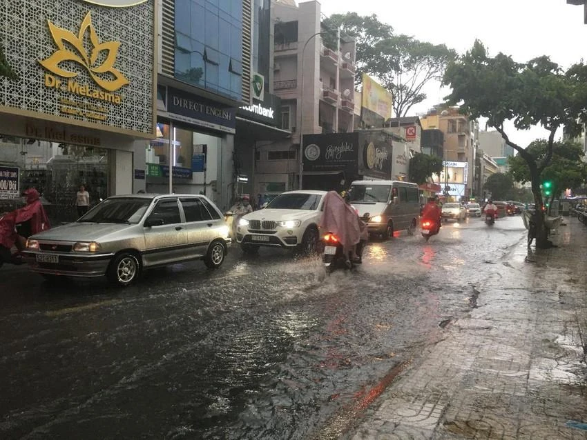 Khu vực miền Nam cũng vào mua mưa, do đó người dùng cũng cần tìm hiểu cách vượt qua vùng ngập nước. Ảnh: TN Khu vực miền Nam cũng vào mua mưa, do đó người dùng cũng cần tìm hiểu cách vượt qua vùng ngập nước. Ảnh: TN