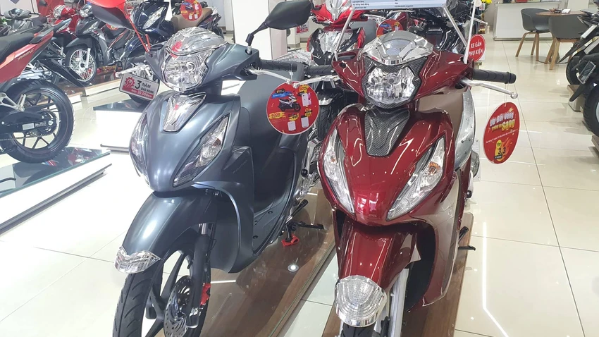 Nhiều người dùng bất bình khi giá xe máy của Honda bị kênh giá cao ngất ngưỡng. Ảnh: TN Nhiều người dùng bất bình khi giá xe máy của Honda bị kênh giá cao ngất ngưỡng. Ảnh: TN