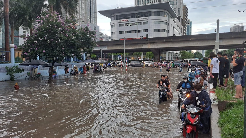 Tuỳ vào độ ngập mà xe đi qua để kiểm tra các hạng mục này. Ảnh: PLO Tuỳ vào độ ngập mà xe đi qua để kiểm tra các hạng mục này. Ảnh: PLO