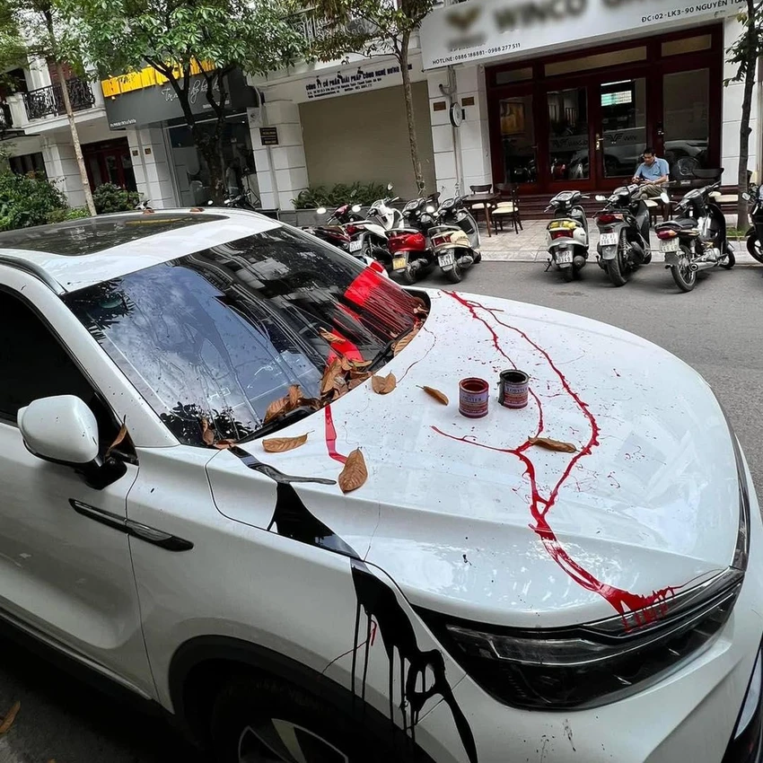 Hình ảnh về chiếc xe bị tạt sơn đang được lan truyền trên các trang mạng xã hội về ô tô. Ảnh: MXH Hình ảnh về chiếc xe bị tạt sơn đang được lan truyền trên các trang mạng xã hội về ô tô. Ảnh: MXH