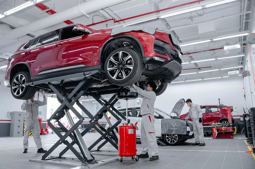 Xưởng dịch vụ được đầu tư máy móc, trang thiết bị hiện đại.
