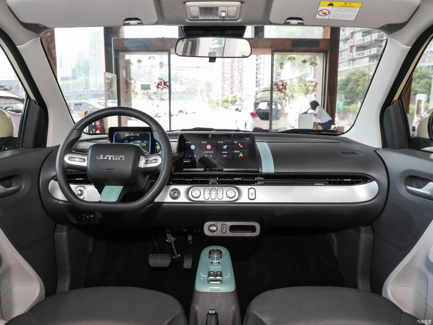 Xe có bốn chỗ ngồi và có thể di chuyển đến 301 km. Ảnh: Carnewschina Xe có bốn chỗ ngồi và có thể di chuyển đến 301 km. Ảnh: Carnewschina