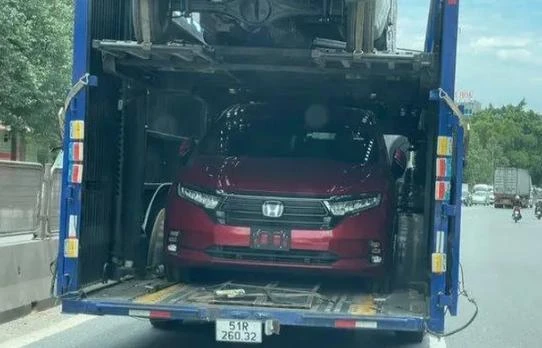 Chiếc Honda Odyssey xuất hiện trên đường phố khiến nhiều người tò mò. Ảnh: MXH Chiếc Honda Odyssey xuất hiện trên đường phố khiến nhiều người tò mò. Ảnh: MXH