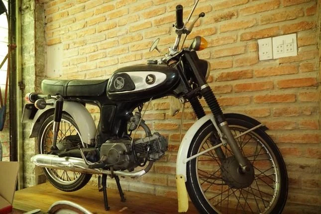 Chiếc Honda 67 của cố nhạc sĩ Trịnh Công Sơn tại nhà của anh Hà. Ảnh: MXH Chiếc Honda 67 của cố nhạc sĩ Trịnh Công Sơn tại nhà của anh Hà. Ảnh: MXH