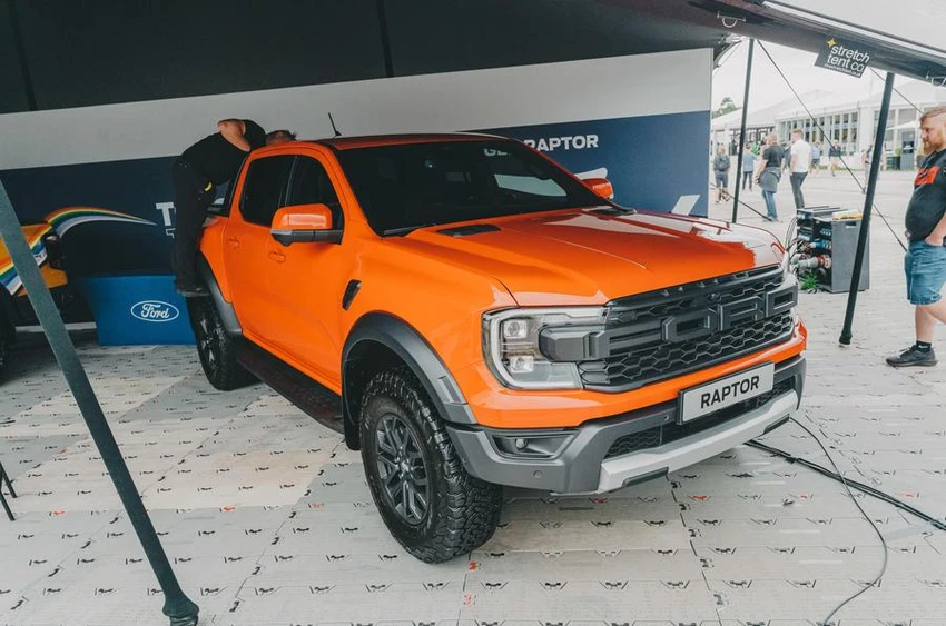 Raptor thay thế động cơ mạnh mẽ hơn. Ảnh: Autocar