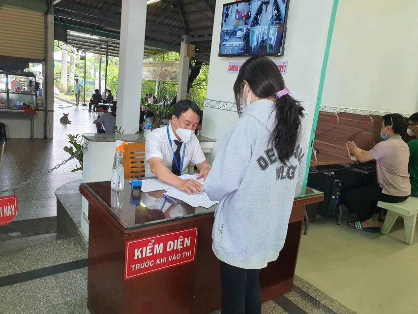 Mỗi học viên trước khi vào phòng thi đều được tổ sát hạch kiểm tra thông tin cá nhân và nhận diện đúng người thi. Mỗi học viên trước khi vào phòng thi đều được tổ sát hạch kiểm tra thông tin cá nhân và nhận diện đúng người thi.