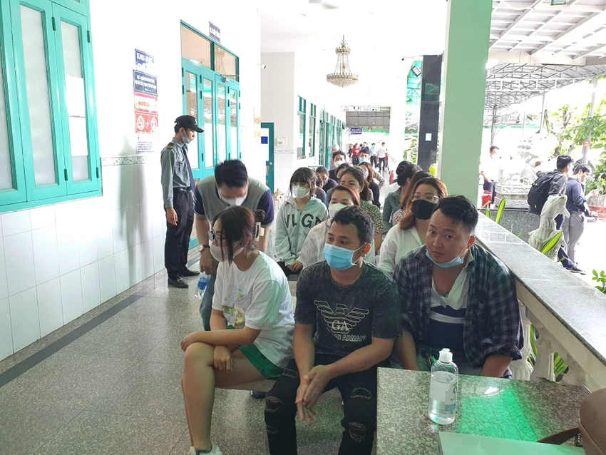 Các học viên ngồi chờ gọi tên để vào phòng thi. Các học viên ngồi chờ gọi tên để vào phòng thi.