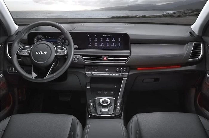 Ở bên trong, xe được thiết lập mới có màn hình cong. Ảnh: Autocarindia Ở bên trong, xe được thiết lập mới có màn hình cong. Ảnh: Autocarindia