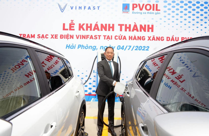 Ngày 4-7, VinFast và PVOIL chính thức khánh thành và đưa vào hoạt động trạm xe điện đầu tiên tại cửa hàng xăng dầu của PVOIL. Ngày 4-7, VinFast và PVOIL chính thức khánh thành và đưa vào hoạt động trạm xe điện đầu tiên tại cửa hàng xăng dầu của PVOIL.