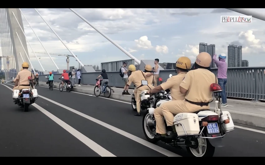 Nhiều người dân đã đỗ xe trên cầu để chụp hình và bị xử phạt. Nhiều người dân đã đỗ xe trên cầu để chụp hình và bị xử phạt.