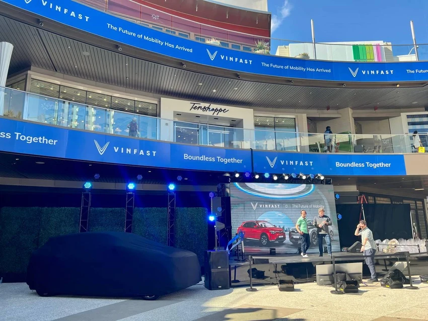 Sự kiện khai trương VinFast Store tại Santa Monica sẽ có sự tham gia biểu diễn của hoạ sĩ ký hoạ nổi tiếng thế giới Revel và ca sĩ AleXa. Sự kiện khai trương VinFast Store tại Santa Monica sẽ có sự tham gia biểu diễn của hoạ sĩ ký hoạ nổi tiếng thế giới Revel và ca sĩ AleXa.