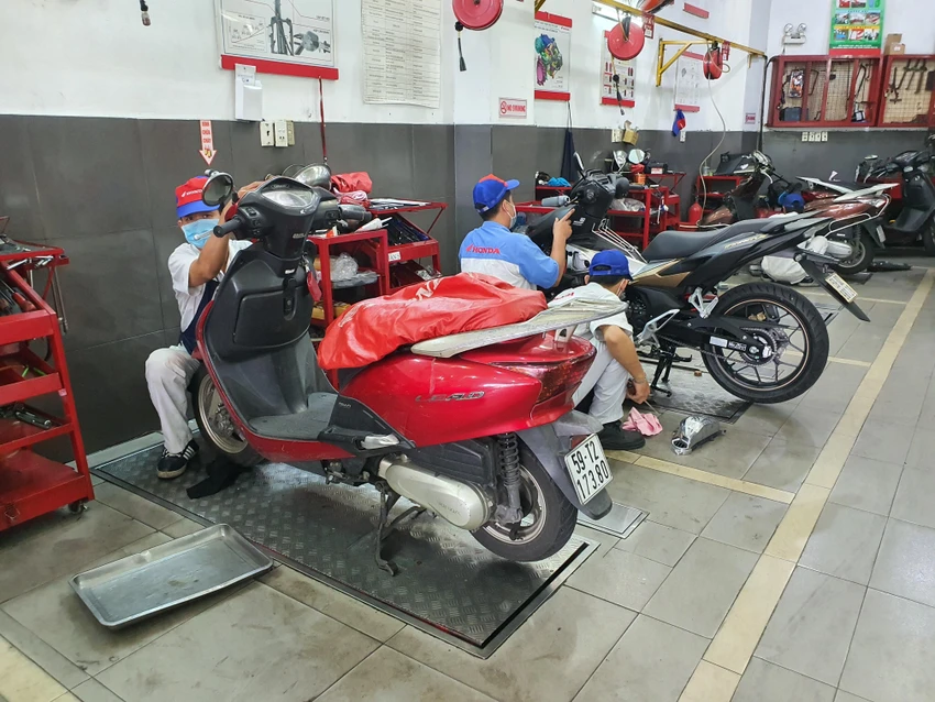 Các chuyên gia khuyến khích người dùng xe máy nên bảo dưỡng 8 hạng mục định kỳ cho xe. Ảnh: TN Các chuyên gia khuyến khích người dùng xe máy nên bảo dưỡng 8 hạng mục định kỳ cho xe. Ảnh: TN