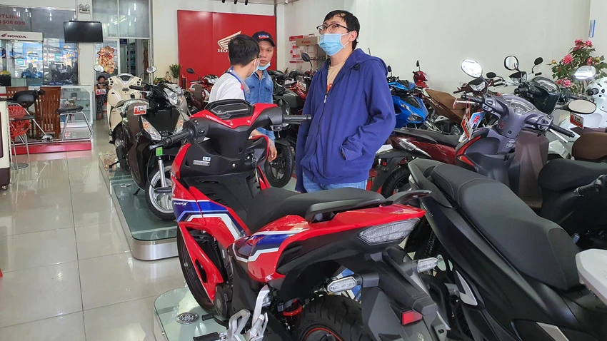 Hai mẫu xe tay côn của Honda và Yamaha đua nhau giảm giá. Ảnh: TN Hai mẫu xe tay côn của Honda và Yamaha đua nhau giảm giá. Ảnh: TN