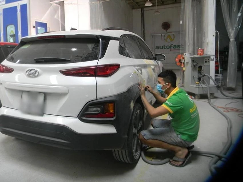 Muốn bảo vệ lớp sơn xe, chủ xe cần có kinh nghiệm chăm sóc xe. Ảnh: THY NHUNG Muốn bảo vệ lớp sơn xe, chủ xe cần có kinh nghiệm chăm sóc xe. Ảnh: THY NHUNG