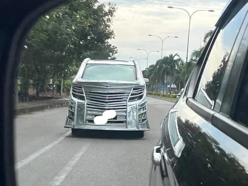 Chiếc xe di chuyển trên đường được nhiều người gọi là "thùng tôn" di động. Ảnh: MXH Chiếc xe di chuyển trên đường được nhiều người gọi là "thùng tôn" di động. Ảnh: MXH