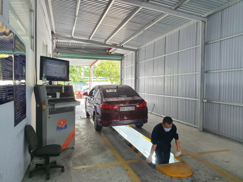 Mang xe đi kiểm định, chủ xe bắt buộc cần hai loại phí. Ảnh: TN Mang xe đi kiểm định, chủ xe bắt buộc cần hai loại phí. Ảnh: TN