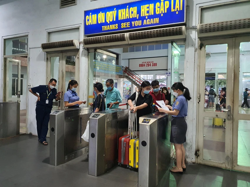 Dịp nghỉ lễ 2-9, ngành đường sắt vẫn duy trì áp dụng một số chính sách giảm giá vé. Ảnh: TN Dịp nghỉ lễ 2-9, ngành đường sắt vẫn duy trì áp dụng một số chính sách giảm giá vé. Ảnh: TN
