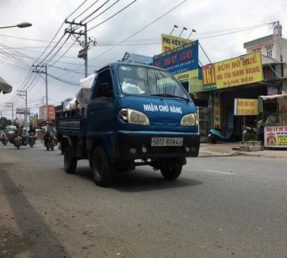 người điều khiển xe chở hàng bốn bánh có gắn động cơ phải có Giấy phép lái xe từ hạng B2 trở lên. (Ảnh minh họa) người điều khiển xe chở hàng bốn bánh có gắn động cơ phải có Giấy phép lái xe từ hạng B2 trở lên. (Ảnh minh họa)