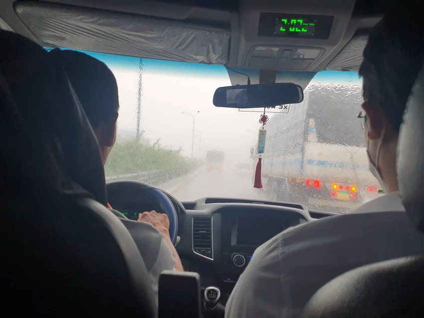 Trong điều kiện thời tiết mưa to, tài xế cũng nên giảm tốc độ để quan sát. Ảnh: TN Trong điều kiện thời tiết mưa to, tài xế cũng nên giảm tốc độ để quan sát. Ảnh: TN
