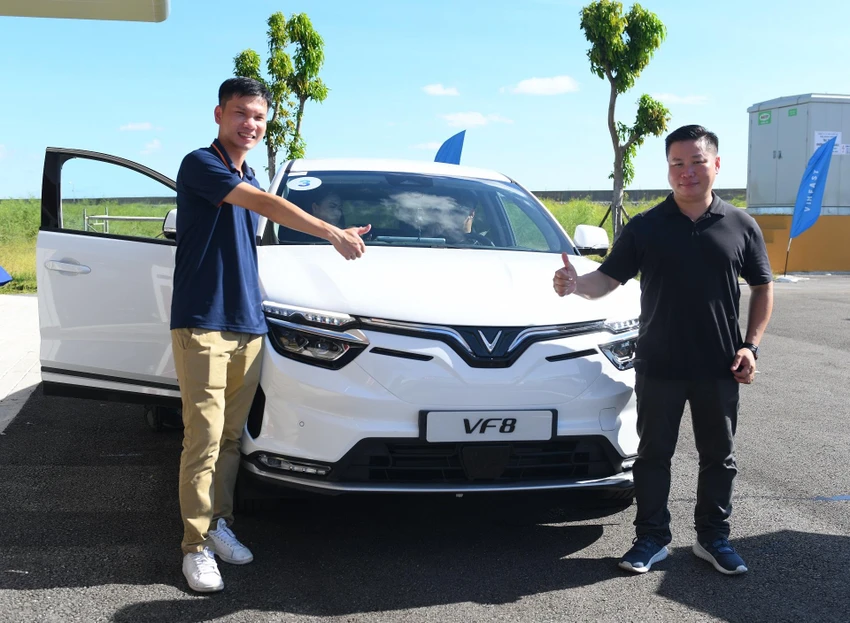 Anh Nguyễn Đăng Tùng (bên trái) - một trong những vị khách hàng tiên phong đặt mua VF 8 bày tỏ cảm giác hạnh phúc khi được tận tay trải nghiệm những chiếc xe điện Made in Vietnam.