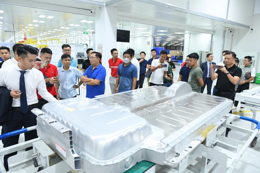 Người dùng tham quan xưởngpack pin tại tổ hợp sản xuất của VinFast. Dù đã tìm hiểu trước đó nhưng quy mô, sự hiện đại của dây chuyền sản xuất vẫn khiến nhiều vị khách bất ngờ.