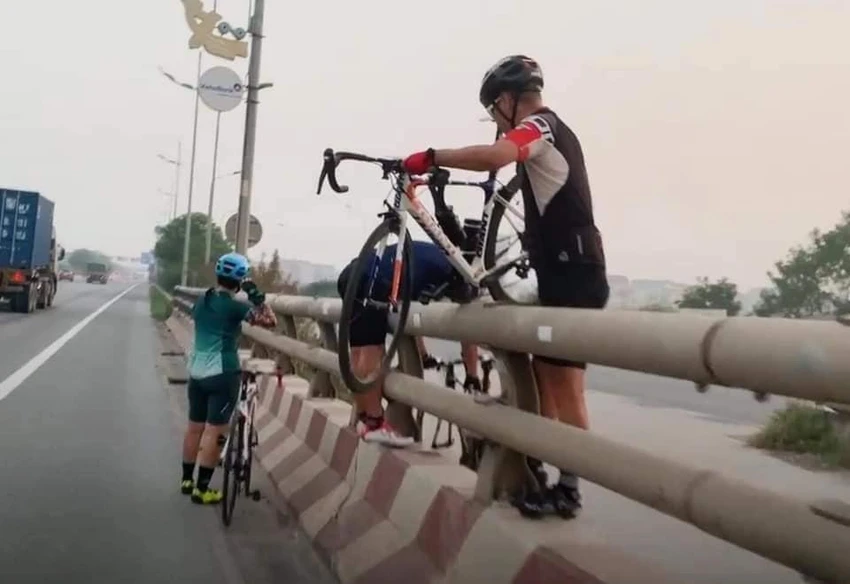 Một số người vi phạm đã phải chuyển đường để "trốn tránh". Ảnh: MXH Một số người vi phạm đã phải chuyển đường để "trốn tránh". Ảnh: MXH