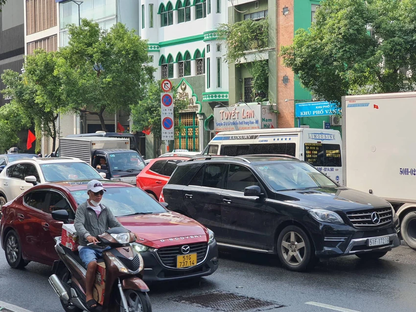 Người dùng ô tô, xe máy dần thoát cảnh khan hàng, tăng giá bán. Ảnh: TN Người dùng ô tô, xe máy dần thoát cảnh khan hàng, tăng giá bán. Ảnh: TN