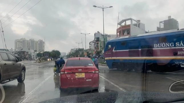 Đầu máy tàu hảo kịp dừng lại trên đường Phạm Văn Đồng. Ảnh: MXH